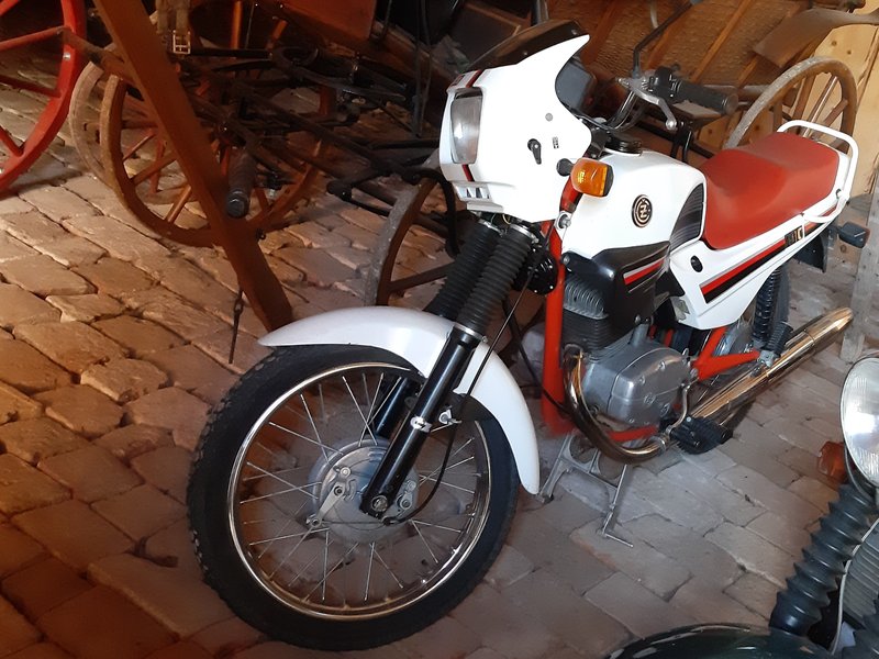 2000 CZ 180