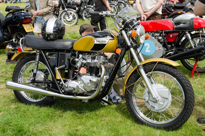 2016–2019 Triumph BONNEVILLE T120 BLACK