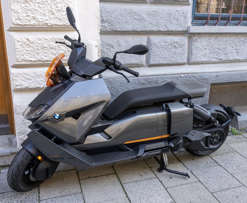 2022 BMW CE 04